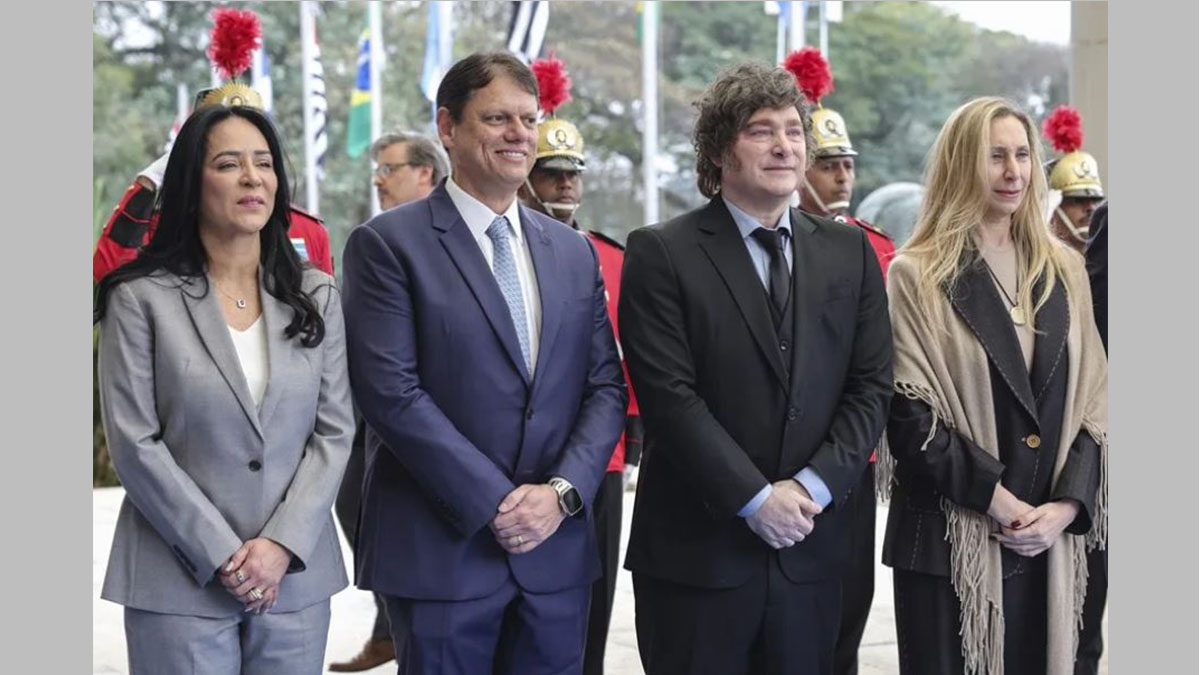Javier Milei recibe la Orden de Ipiranga del gobernador Tarcísio de Freitas en São Paulo antes del acto de Flávio Bolsonaro.