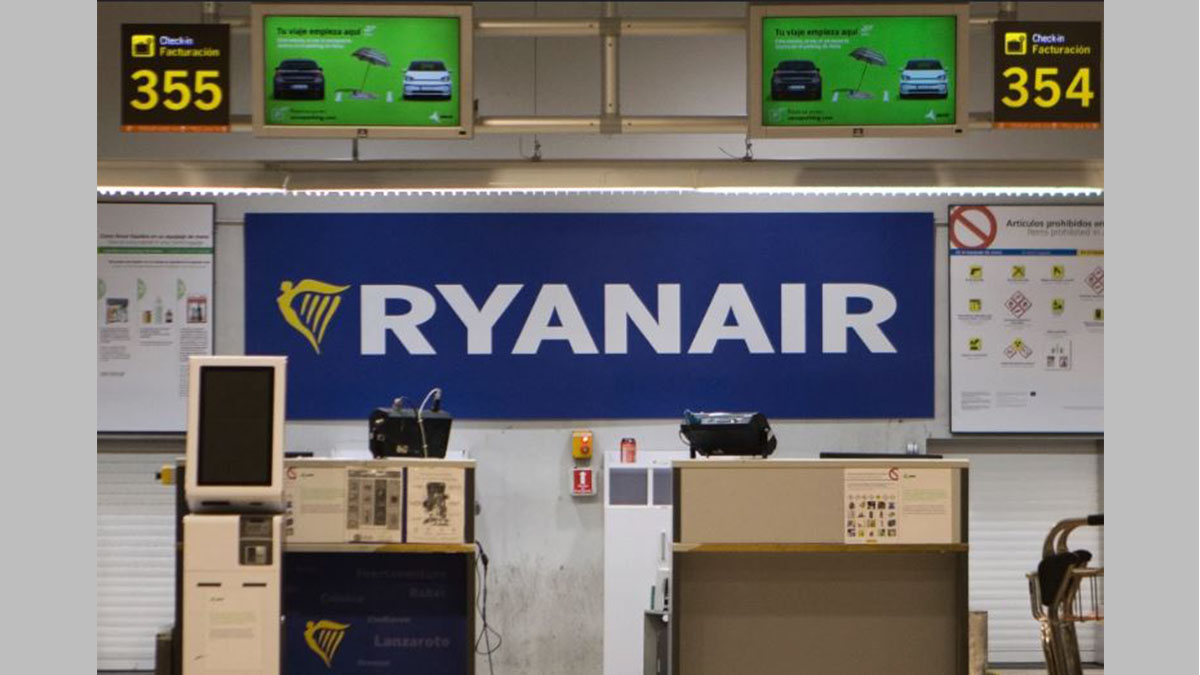Pasajero succionado en un vuelo de Ryanair tras romperse una ventana del avión