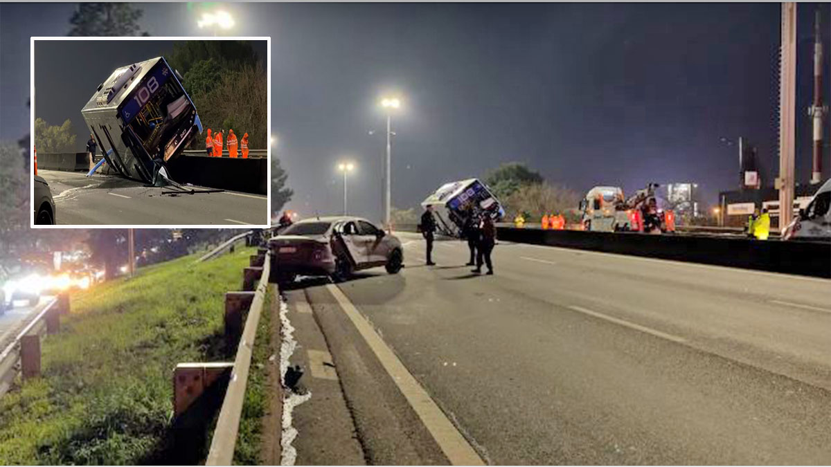 Choque en General Paz: un colectivo de la línea 108 quedó montado sobre el muro central de la autopista tras el fuerte impacto