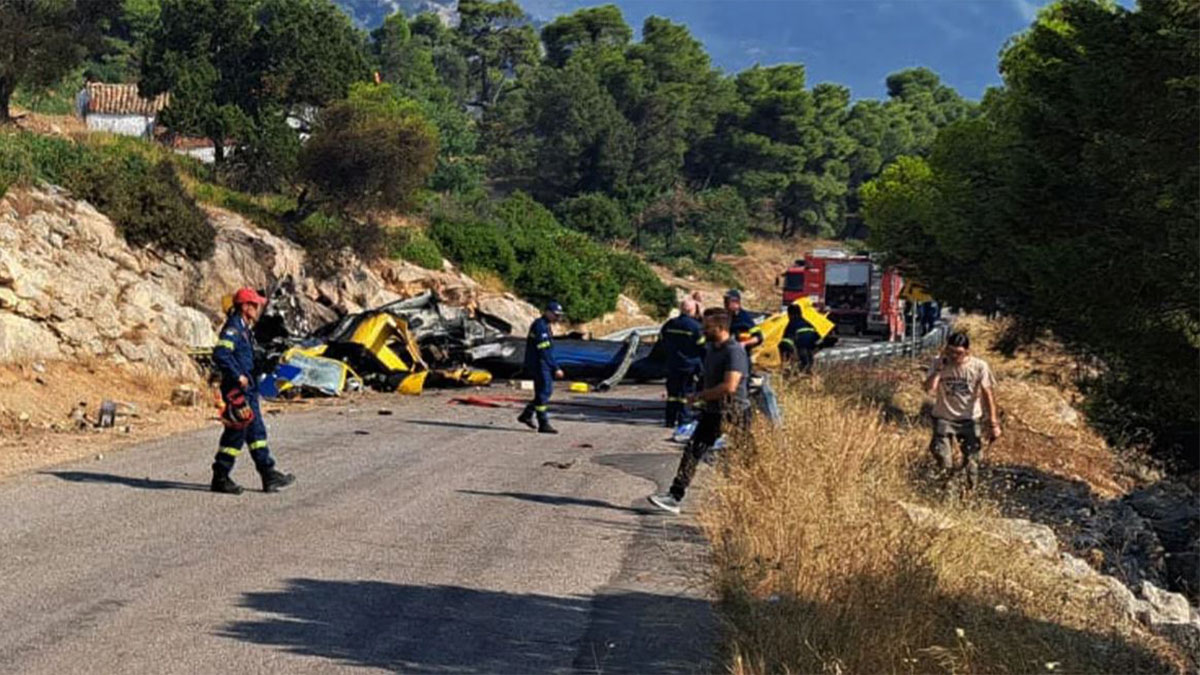 Colisión de helicópteros: restos de una de las aeronaves tras el accidente durante un operativo de extinción de incendios en Grecia.