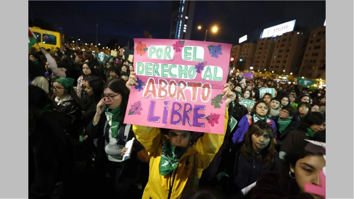 Mujeres protestan en Santiago contra el proyecto para escuchar el latido del feto antes de acceder al aborto legal.