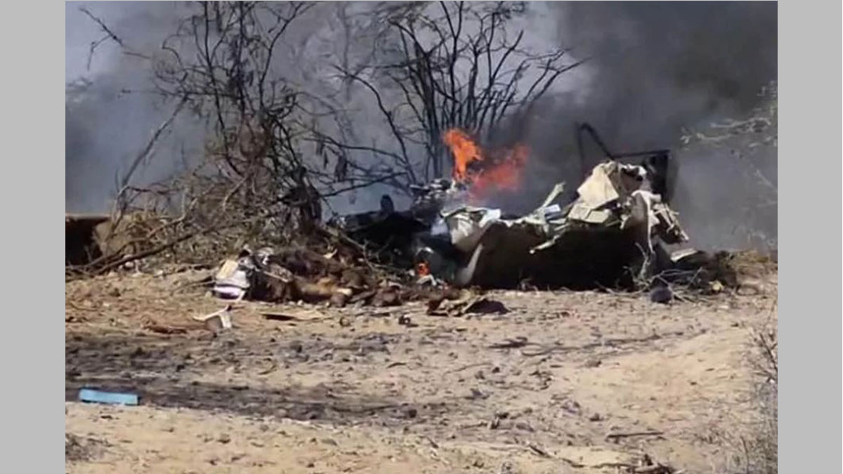 Restos de la avioneta en Perú que se estrelló cerca de las Líneas de Nazca tras reportar una falla mecánica.