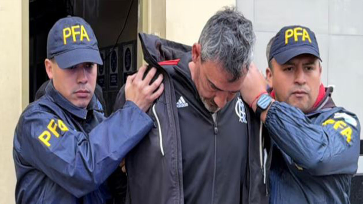 Detención de Bebote Álvarez, jefe de la barra de Independiente, en operativo de la Policía Federal por narcotráfico internacional.