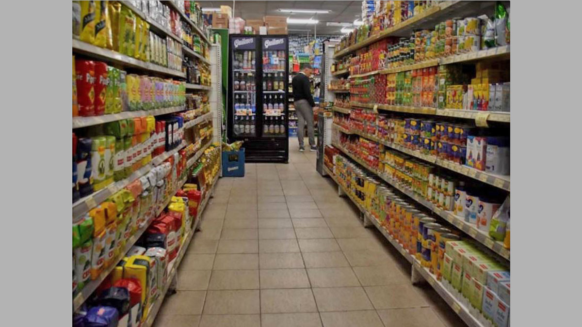 Supermercado con precios y carrito de compras refleja inflación y consumo en Argentina