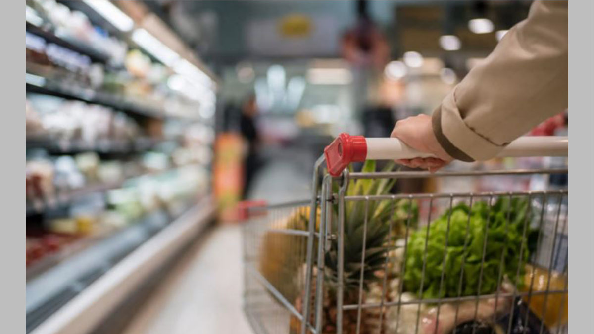 Inflación en la Ciudad de Buenos Aires: una mujer realiza compras en un supermercado tras conocerse el aumento del IPC de julio de 2026.