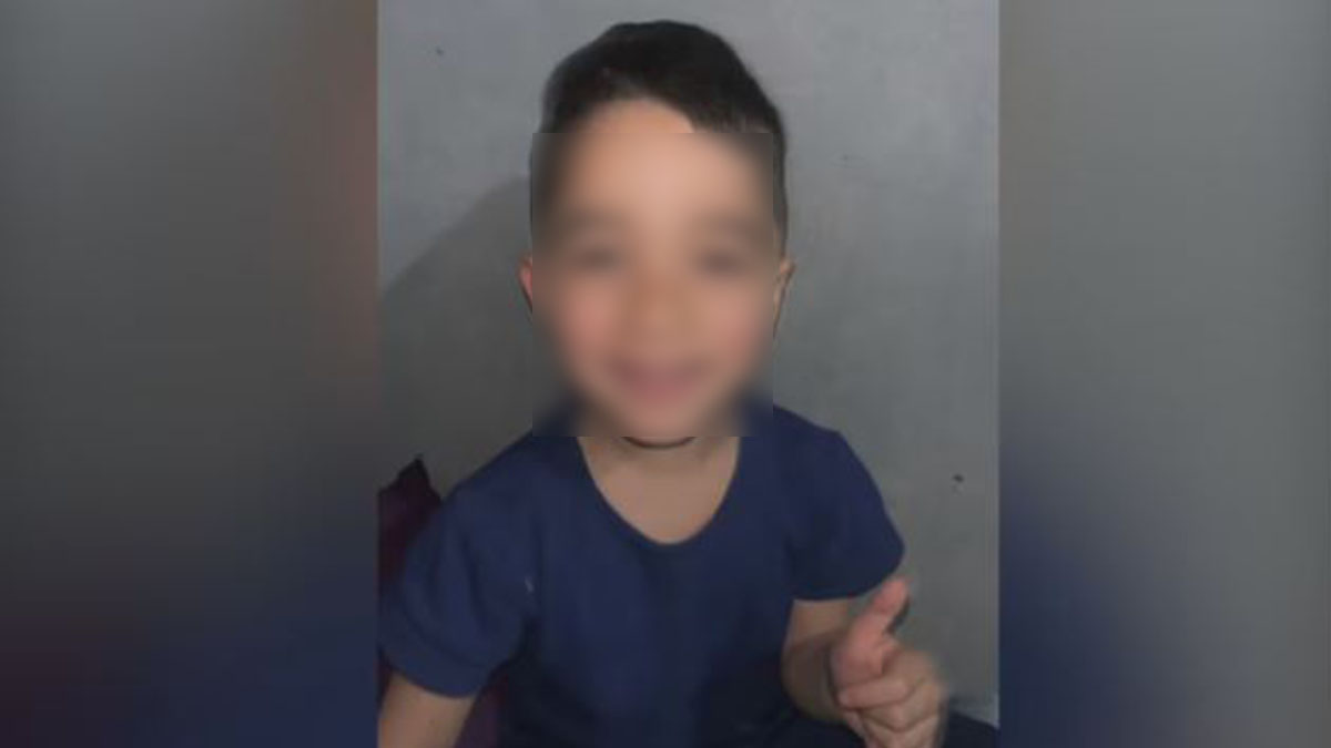Fotografía con el rostro cubierto de la víctima en la investigación por la muerte de un nene en Santa Fe.