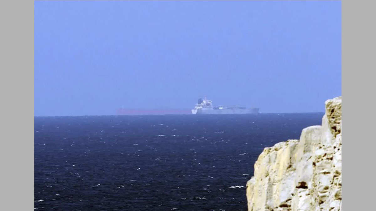 Conflicto en el estrecho de Ormuz: buque impactado por proyectil