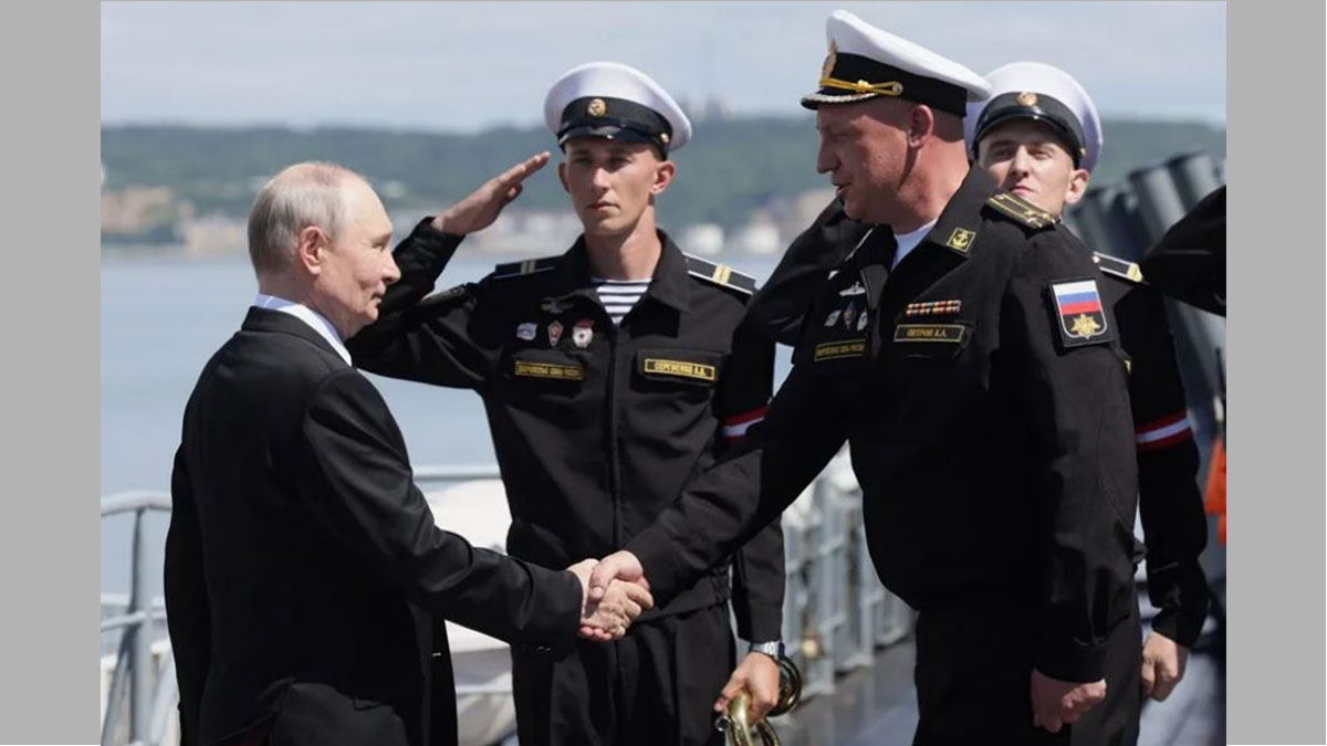 Putin inspecciona el crucero portamisiles Variag de la flota del Pacífico rusa