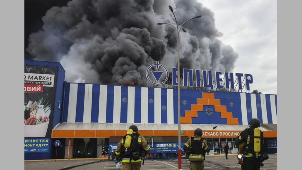 Equipos de emergencia trabajando en la zona afectada tras el ataque ruso contra un almacén en las inmediaciones de Kiev.