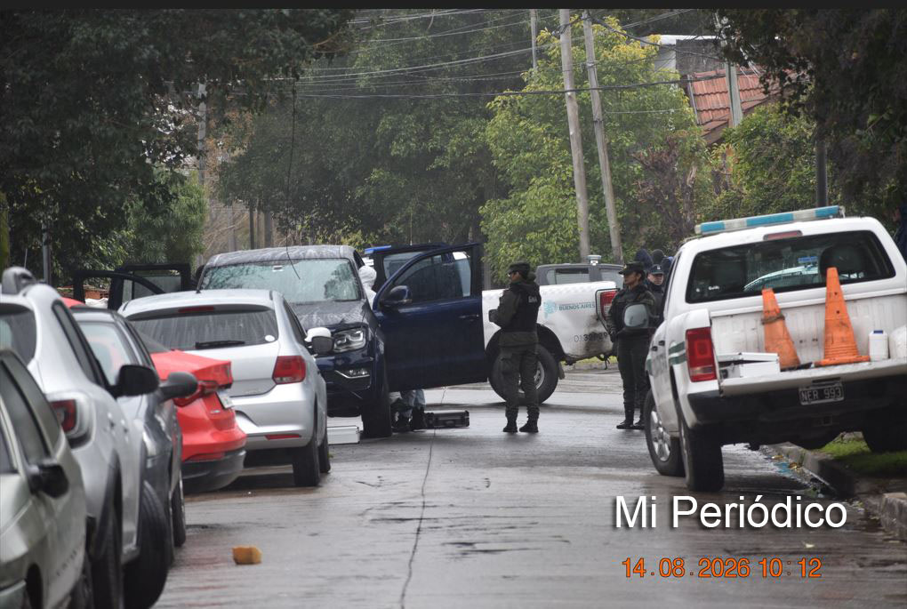 Policía científica trabaja en una camioneta Volkswagen Amarok abandonada tras una persecución policial en Loma Hermosa
AVANCE PARA FACEBOOK (OPEN GRAPH):
Un joven fue hallado sin vida en el asiento trasero de una camioneta Volkswagen Amarok abandonada tras una persecución policial en Loma Hermosa. La Policía reconoció que efectuó disparos tras ser atacada a balazos desde el vehículo. La víctima presentaba una herida de bala en el tórax. La investigación busca determinar el origen del disparo fatal y dar con los dos ocupantes que escaparon.
PIE DE FOTO:
Personal de Gendarmería Nacional trabaja en el lugar del hecho sobre la camioneta Volkswagen Amarok de color azul, mientras el cuerpo sin vida del joven que murió permanece aún dentro del vehículo. La camioneta no tenía pedido de secuestro y circulaba sin la chapa patente trasera colocada. La víctima registraba antecedentes penales cuando era menor de edad.