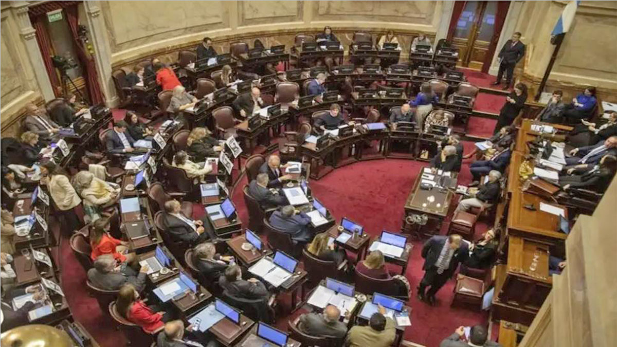 Como la frase clave es "Ley de Tierras Rurales", el texto alternativo debe contenerla exactamente.