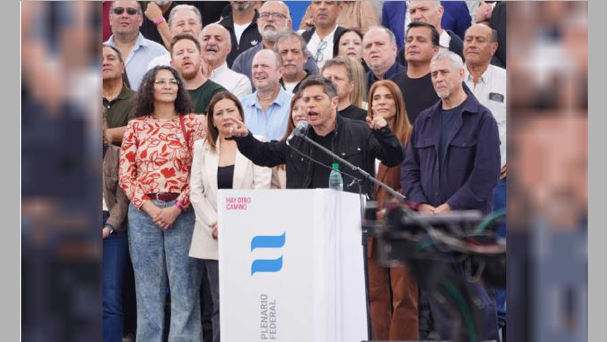 Kicillof en Avellaneda durante el acto del Movimiento Derecho al Futuro