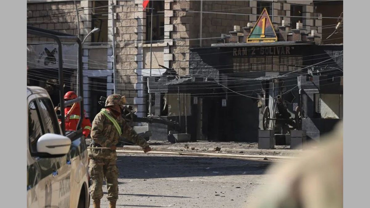 Personal de rescate trabaja tras las explosiones en un cuartel militar en Bolivia