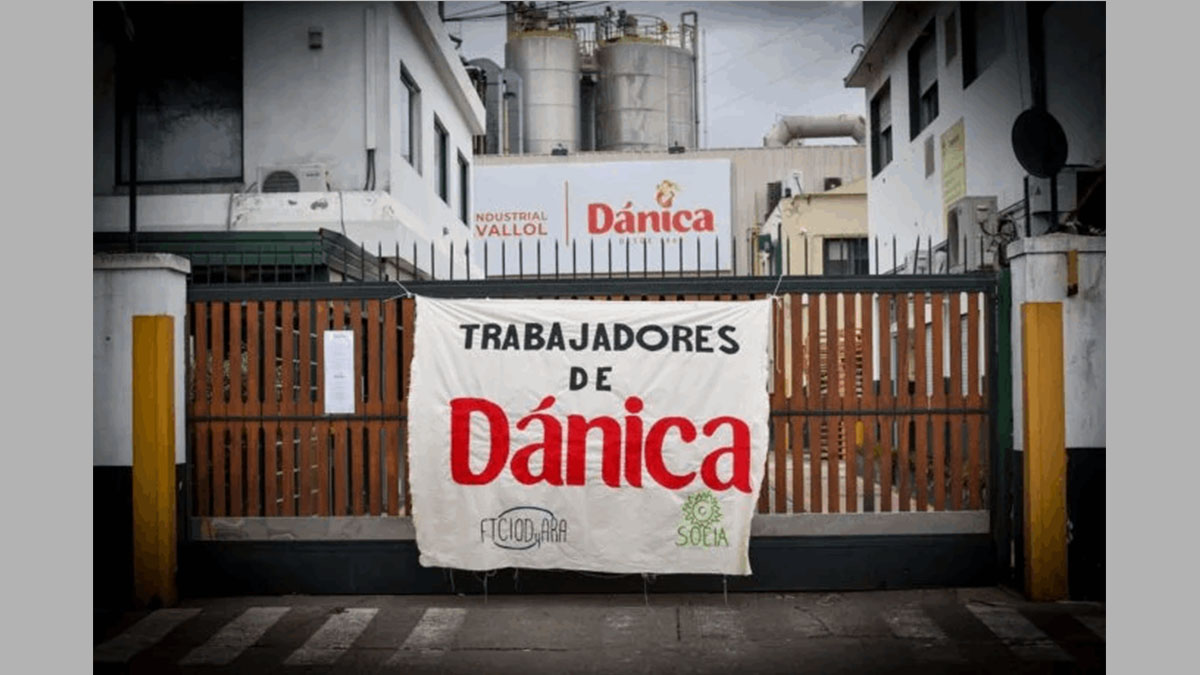 Trabajadores frente a la planta de Dánica en Lavallol durante el cierre de la fábrica

