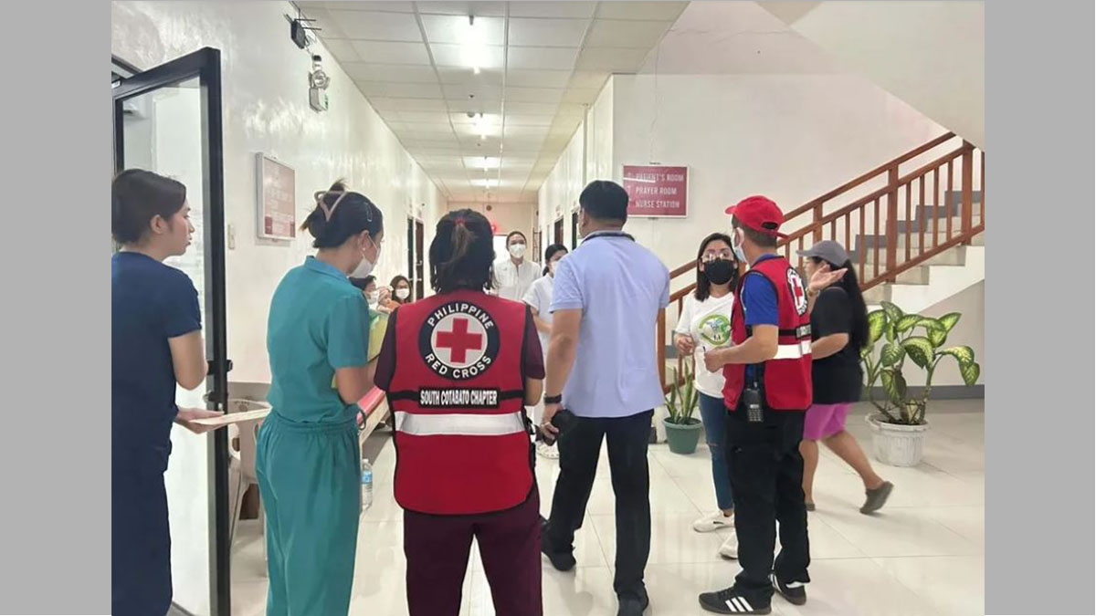 Tiroteo en Filipinas: equipos de emergencia en una escuela de Banga, Cotabato del Sur
