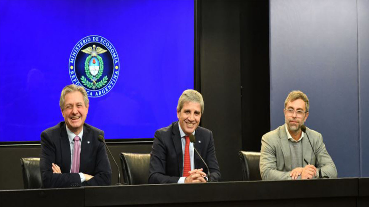 Luis Caputo, José Luis Daza y Federico Furiase ante la licitación de deuda del Tesoro