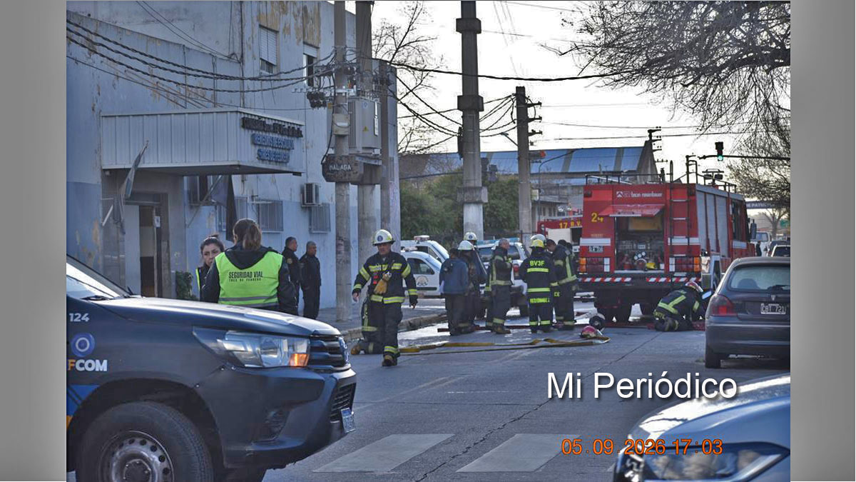 Bomberos combaten un incendio en una comisaría de Tres de Febrero