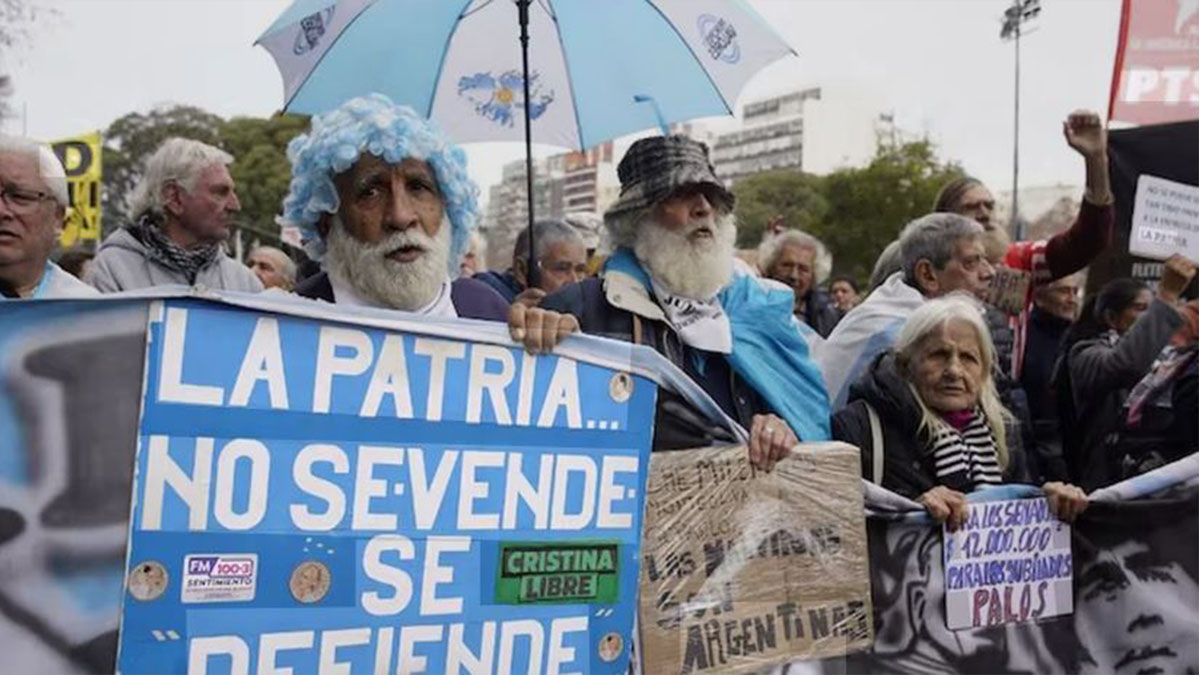 Marcha frente al Congreso durante el debate por la Ley de Tierras en agosto de 2026
