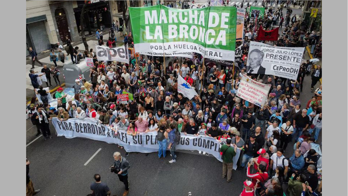 Marcha de la Bronca: manifestantes de la izquierda movilizados contra Milei en Plaza de Mayo