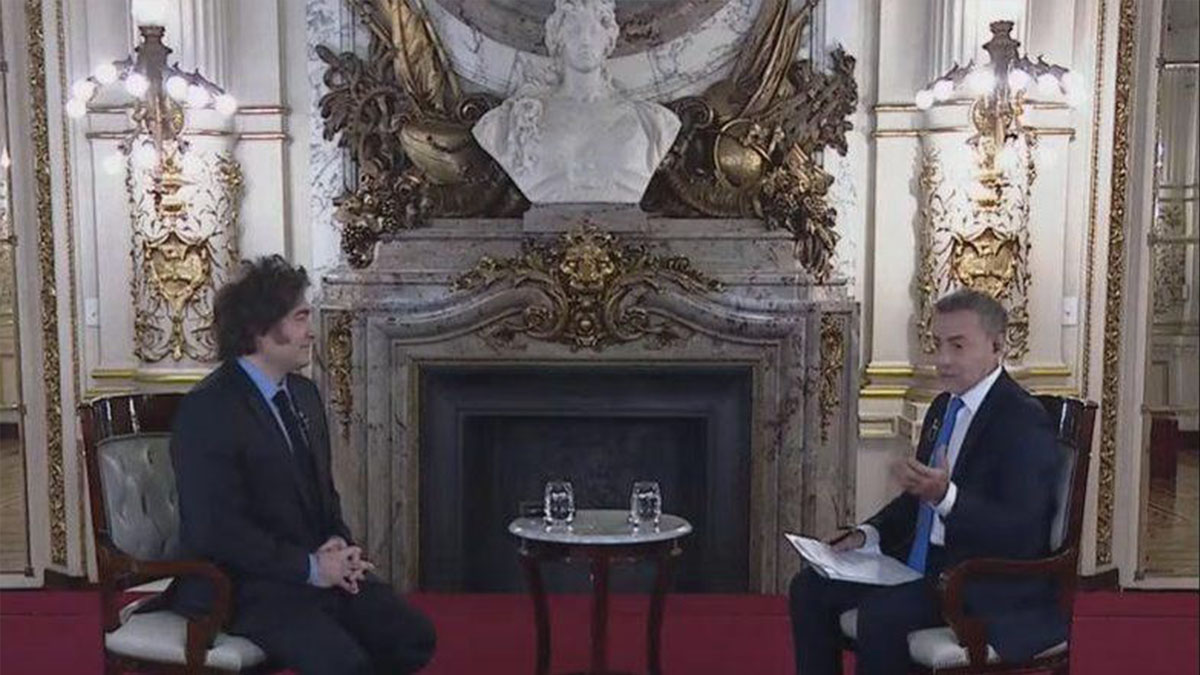 Javier Milei durante una entrevista en La Cornisa de LN+