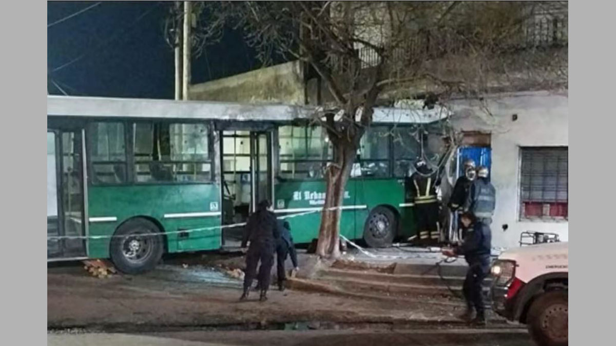 Frente de una casa destruido tras el choque de colectivo en Temperley