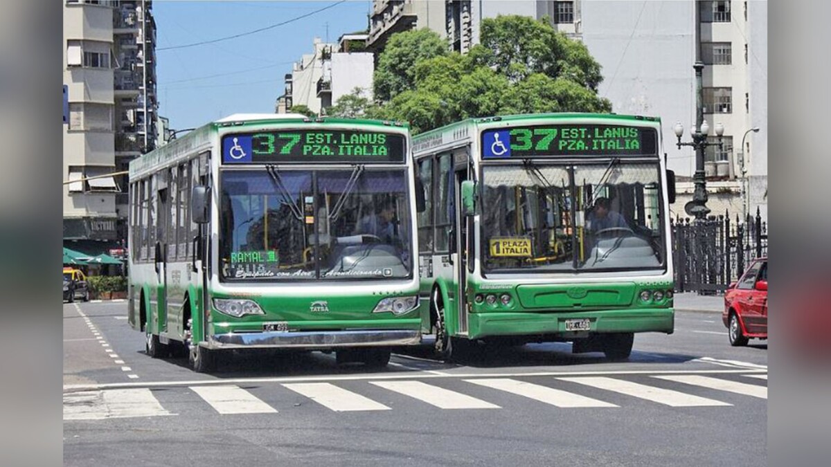 Colectivos del AMBA: unidades de la línea 37 frente al Congreso de la Nación en Buenos Aires.