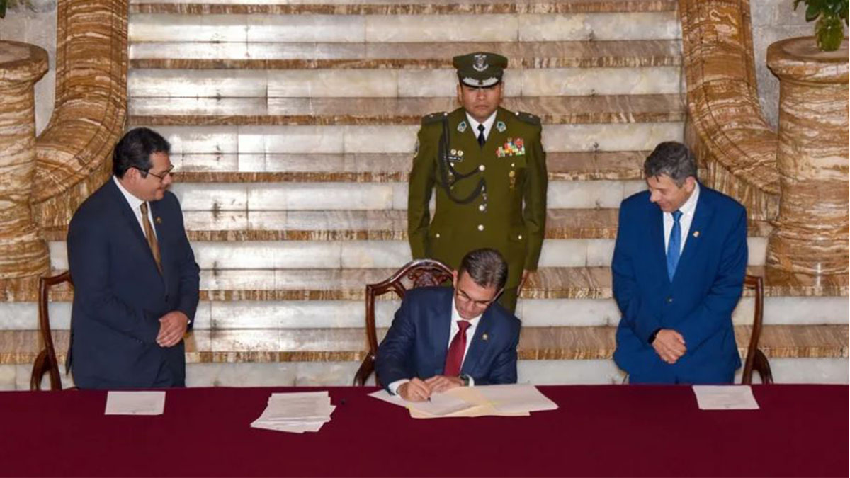 Fiscal general de Bolivia: Rodrigo Paz durante la promulgación de una ley