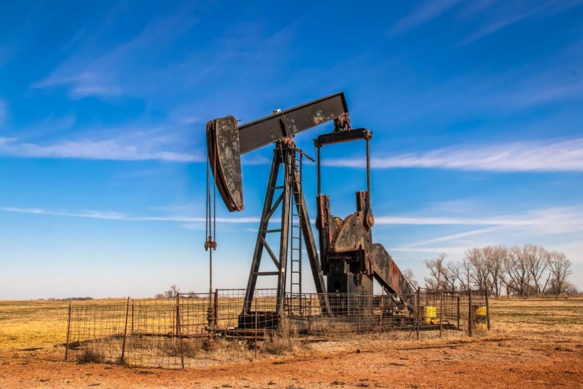 Precio del petróleo Brent y bomba extractora de crudo en la cuenca del Pérmico, Estados Unidos.
