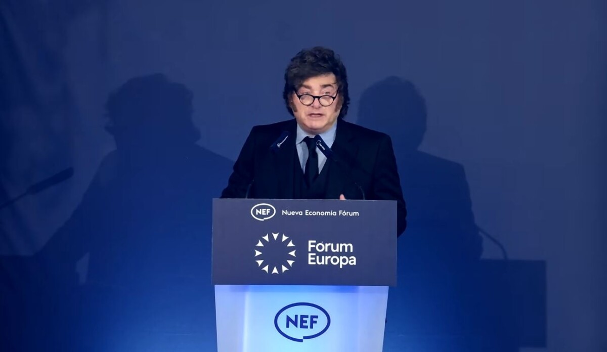 Milei cruzó a Pedro Sánchez durante su discurso en el foro Nueva Economía Fórum, en Madrid.