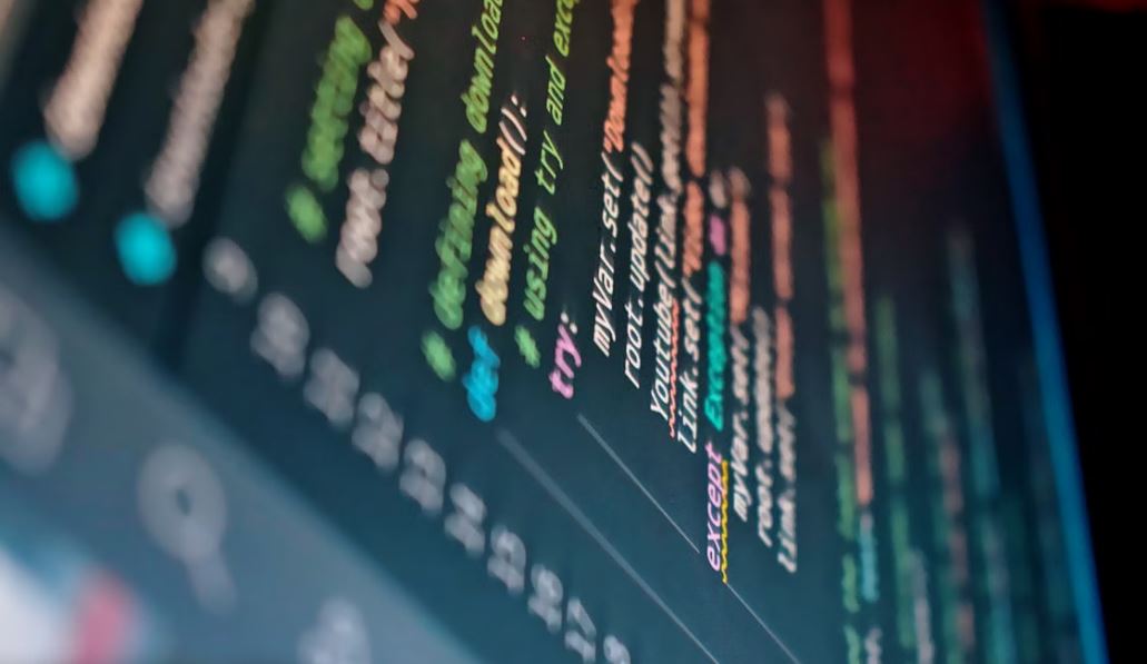Vulnerabilidades críticas de PHP y código de programación en una pantalla de computadora