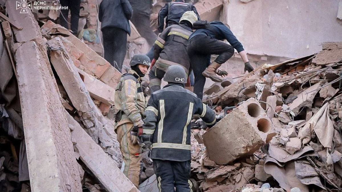 Rusia atacó Ucrania: rescatistas trabajan en un edificio destruido en Pryluky