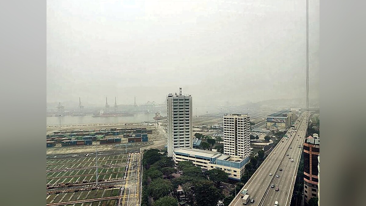 Contaminación del aire en Singapur: bruma sobre el puerto de Tanjong Pagar