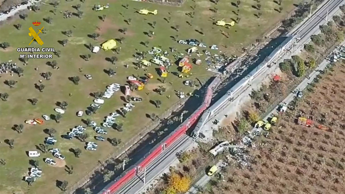 Accidente ferroviario en Toledo: imágenes aéreas de los trenes accidentados difundidas por la Guardia Civil.