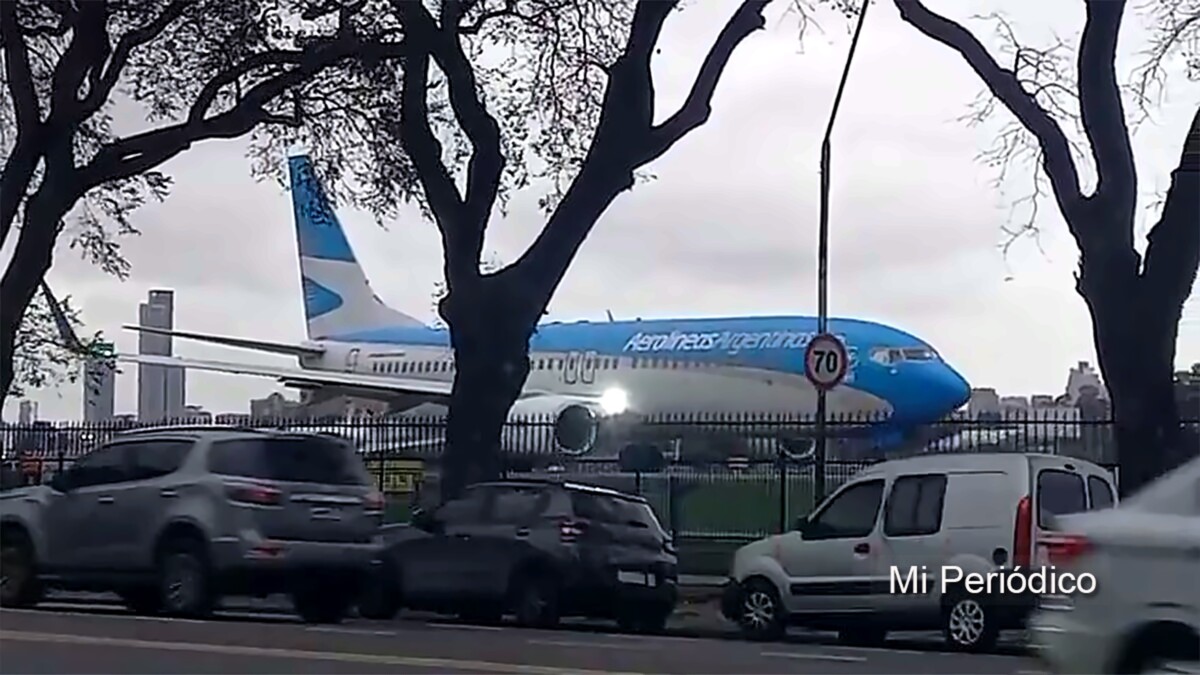 Pronóstico del tiempo con avión de Aerolíneas Argentinas en Aeroparque