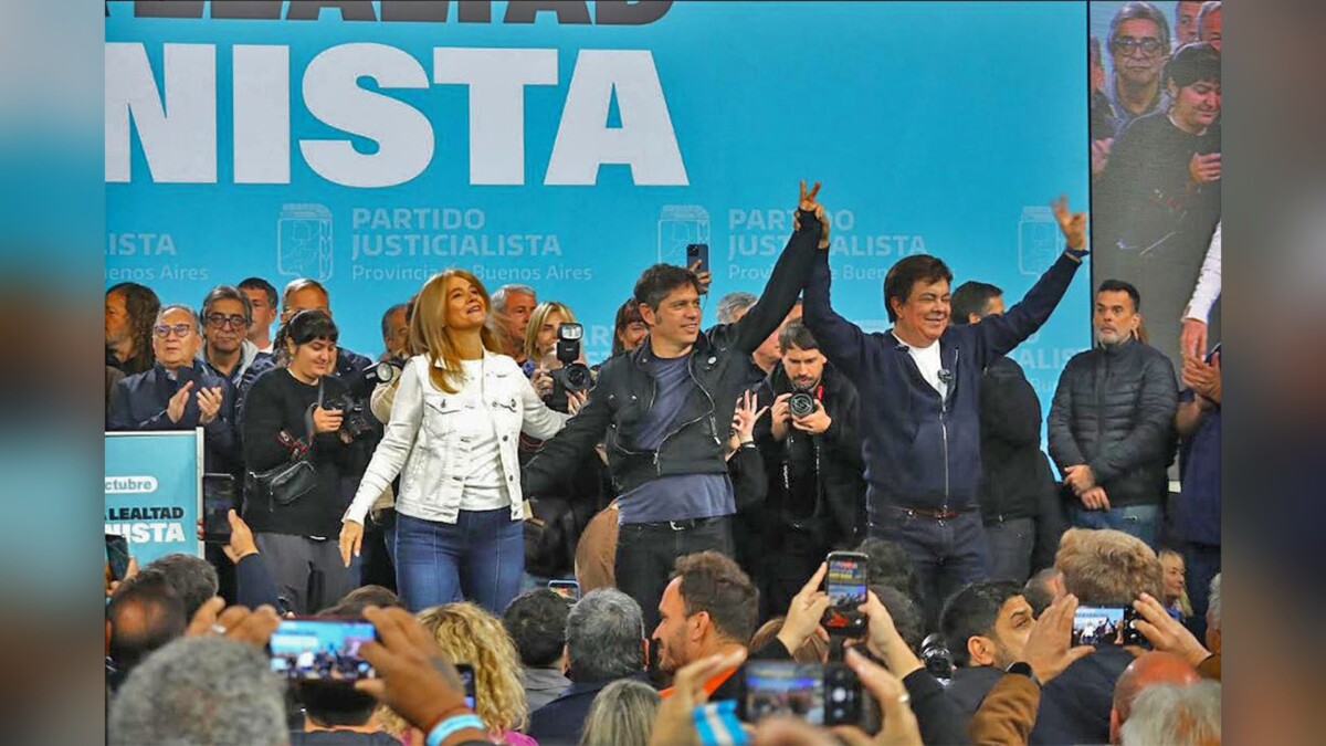 Axel Kicillof, Verónica Magario y Fernando Espinoza en el escenario durante el acto del 17 de Octubre en La Matanza.
