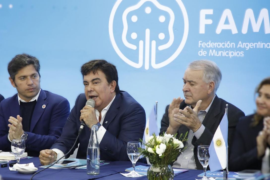 Fernando Espinoza junto a Axel Kicillof durante un acto en la provincia de Buenos Aires.