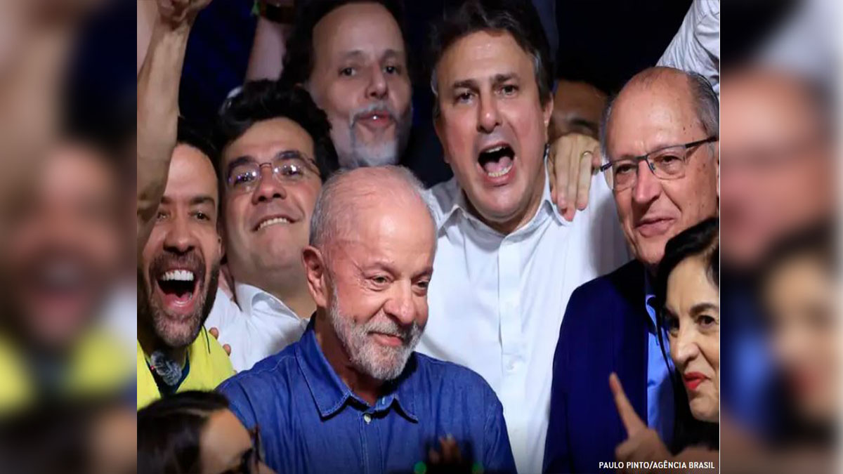 El presidente de Brasil, Luiz Inácio Lula da Silva, habla en un atril durante su discurso de victoria electoral, con banderas de Brasil de fondo.
