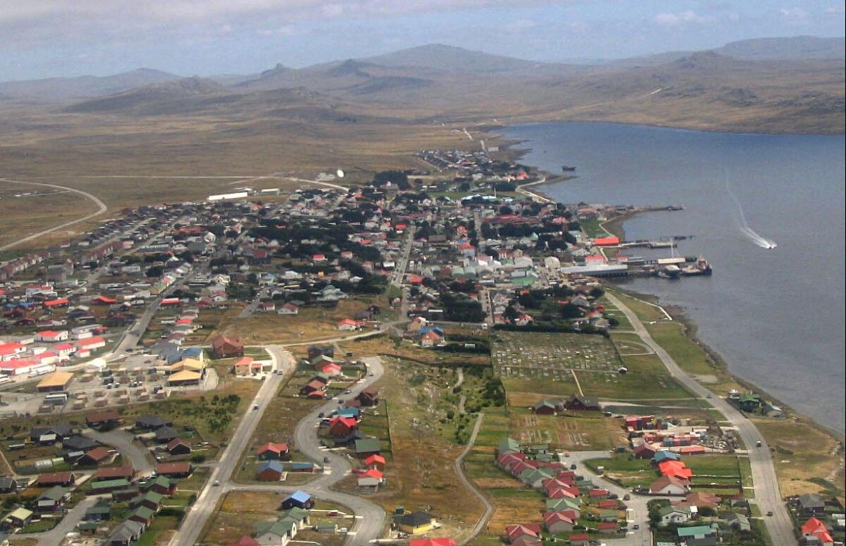 Puerto Stanley, en las Islas Malvinas, uno de los destinos de la ruta comercial marítima que conectará nuevamente con Punta Arenas, Chile.