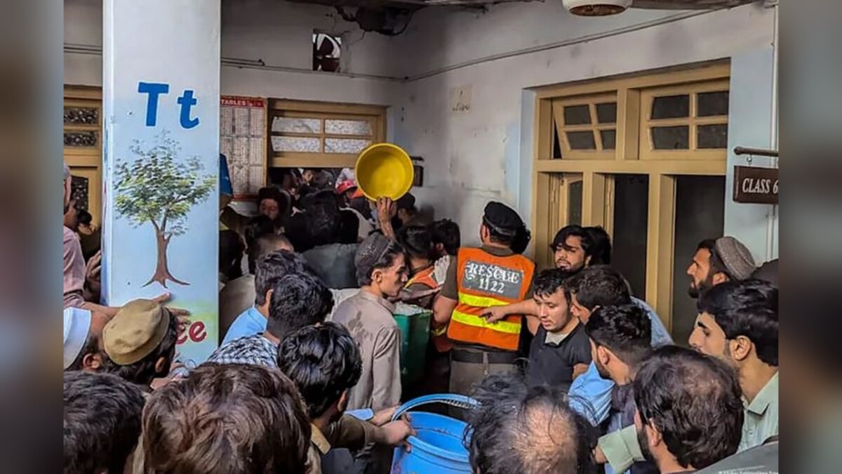 Derrumbe de una escuela en Pakistán: rescatistas y vecinos ayudan a las víctimas en Peshawar