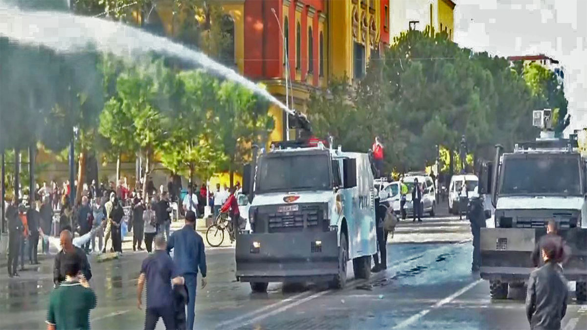 Protestas en Albania: camiones hidrantes lanzan agua contra manifestantes en Tirana.