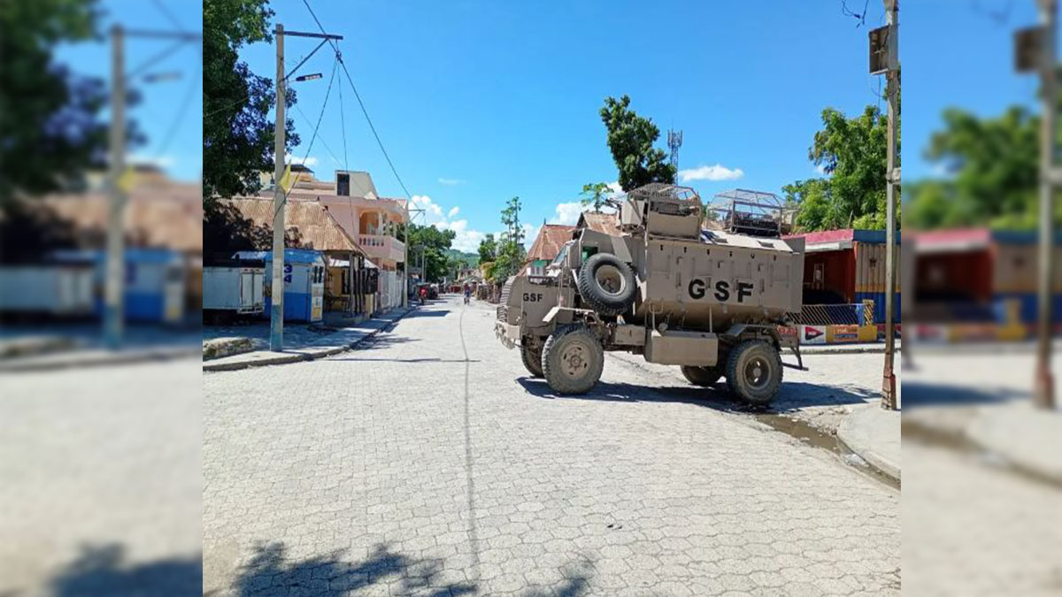 Vehículo blindado de la GSF en Haití, en medio de la búsqueda de los soldados salvadoreños desaparecidos
