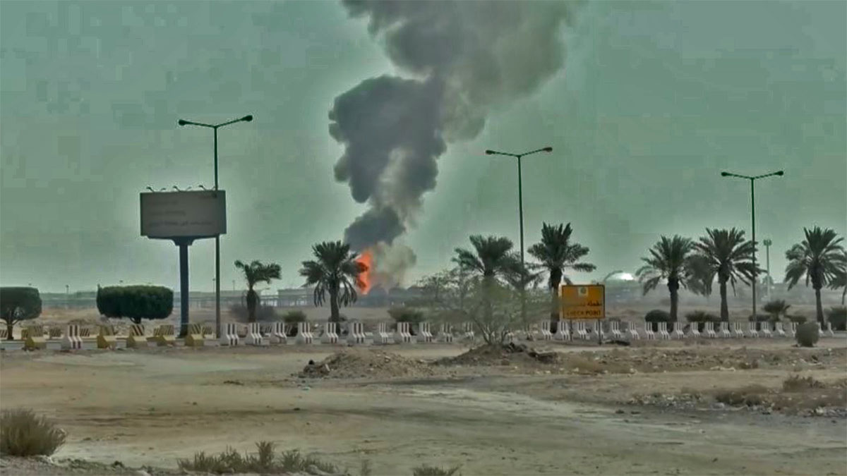 Precio del petróleo y columna de humo cerca de una instalación petrolera de Aramco en Riad, Arabia Saudita