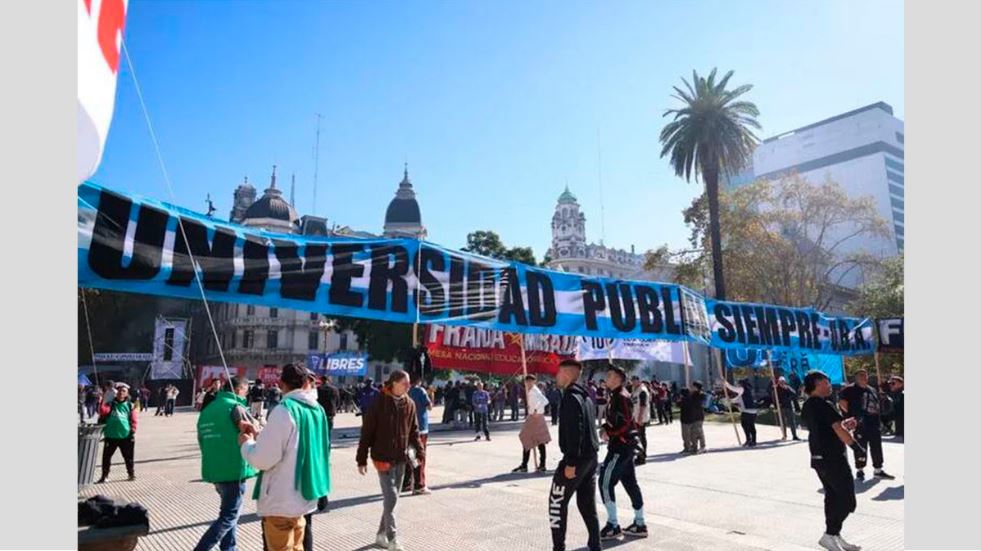 Marcha Federal Universitaria frente al Congreso por salarios docentes y financiamiento de universidades públicas