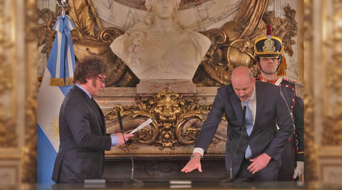 Retiros voluntarios en el Estado: Javier Milei le toma juramento a Federico Sturzenegger en la Casa Rosada